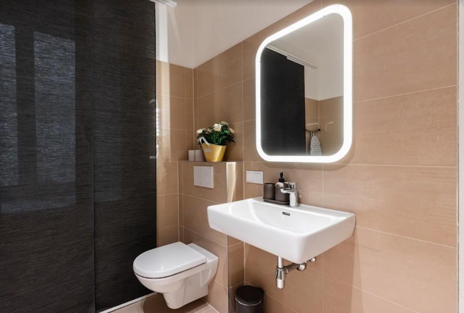 Authentic Apartment Next To Schwedenplatz Вена Экстерьер фото