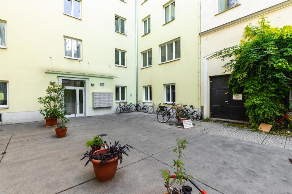 Authentic Apartment Next To Schwedenplatz Вена Экстерьер фото